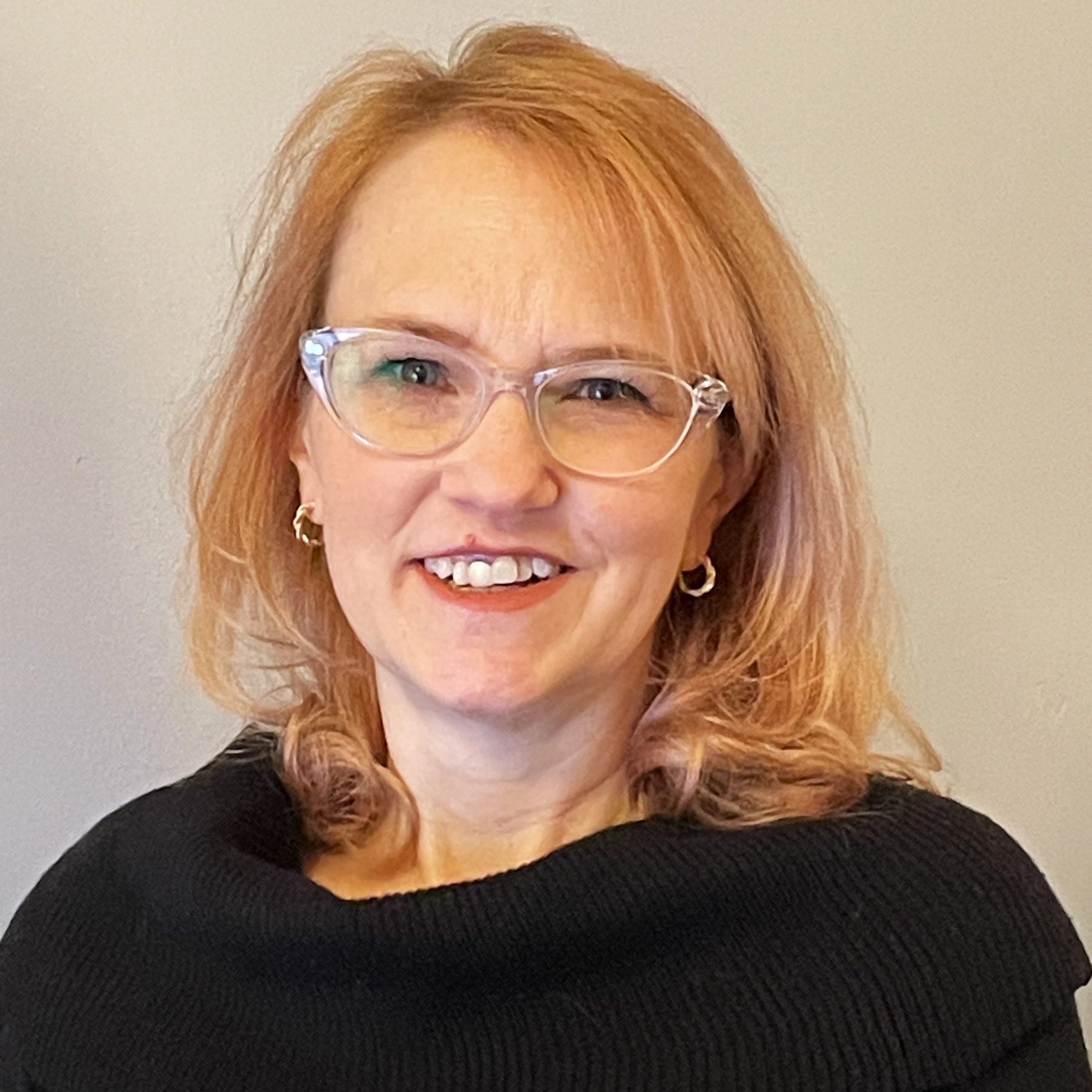 Elisa Headshot - square